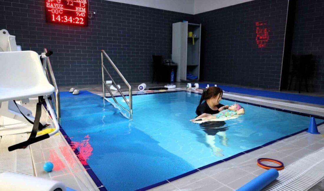 Kocaeli’de Gonca Engelsiz Yaşam Merkezi’nde uygulanan hidroterapi yöntemiyle tedavi gören