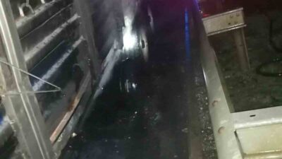 Bilecik’in Osmaneli ilçesinde seyir halindeki çekici tır alev aldı. Edinilen