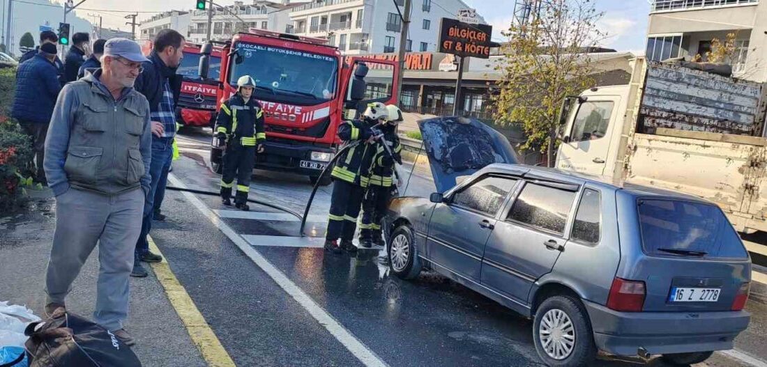 Seyir halindeki otomobilde yangın paniği Kocaeli’nin Karamürsel ilçesinde seyir halindeki otomobilin ön kısmında bilinmeyen sebeple