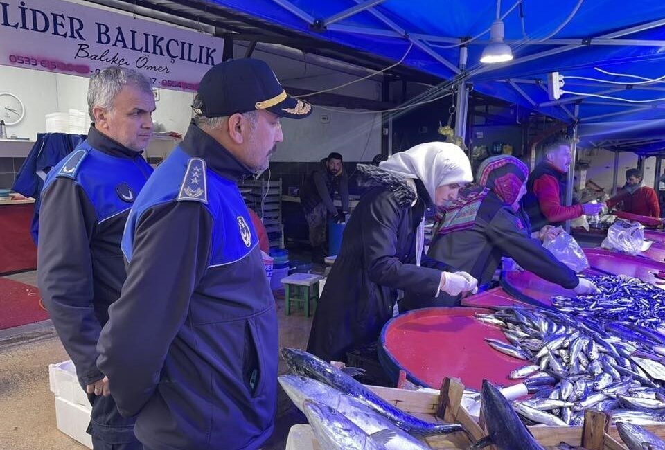 Şikâyet üzerine balık tezgâhları denetlendi Bilecik’in Osmaneli ilçesinde vatandaşlardan gelen şikâyet üzerine balık tezgâhları denetlendi.