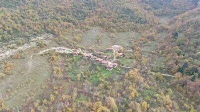 Kastamonu’nun Cide ilçesinde renk cümbüşünün yaşandığı ormanlar ile aynı mimari