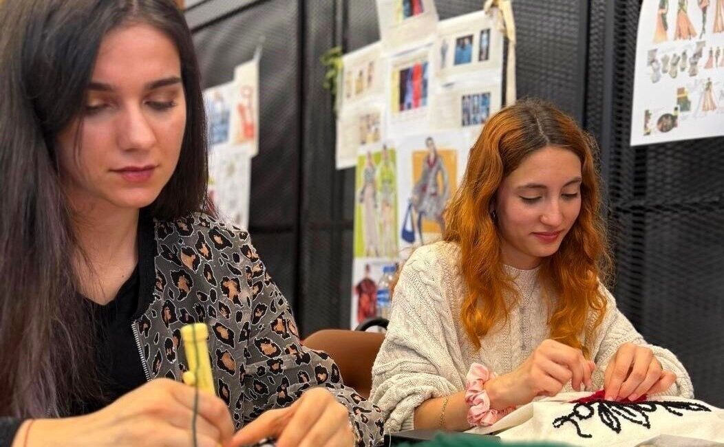 SUBÜ öğrencileri keçe üretimini deneyimledi SUBÜ ile Kocaeli Büyükşehir Belediyesi iş birliğinde düzenlenen Keçe Atölyesi’nde