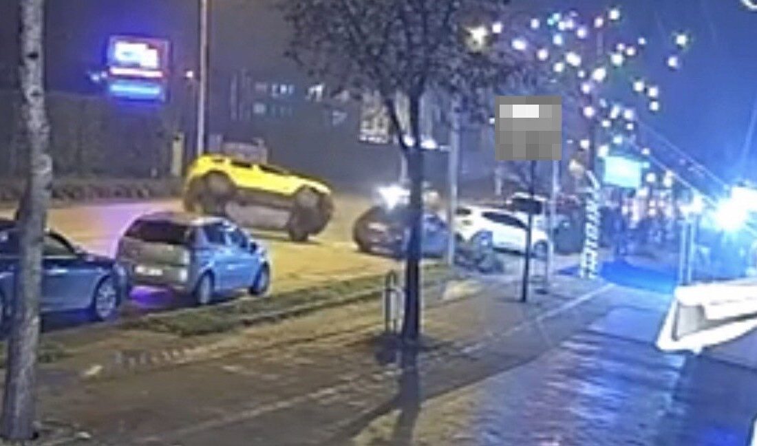 Düzce’de önüne çıkan kediye çarpmamak için sürücünün manevra yaptığı taksi,