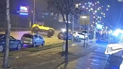 Düzce’de önüne çıkan kediye çarpmamak için sürücünün manevra yaptığı taksi,