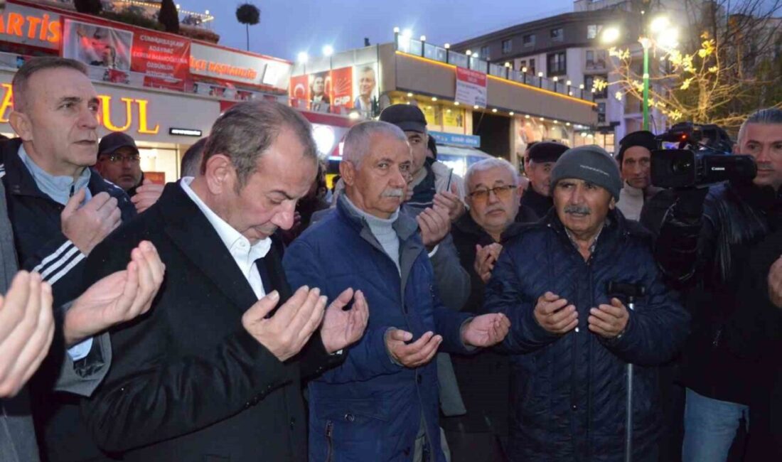 Bolu Belediye Başkanı Tanju Özcan, belediye önünde onlarca kişinin katıldığı