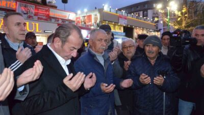 Bolu Belediye Başkanı Tanju Özcan, belediye önünde onlarca kişinin katıldığı