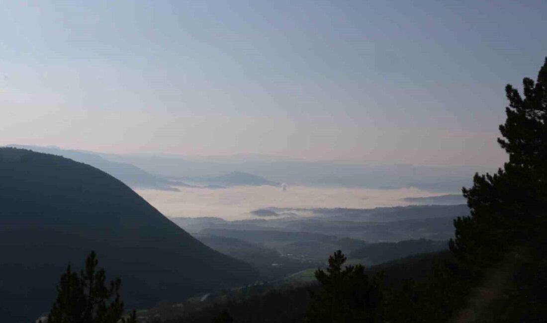 Tarihi ilçe sis tabakası altında kaldı Bolu’nun tarihi Mudurnu ilçesinde yoğun sis dağlarla kartpostallık manzaralar sundu.