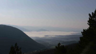Bolu’nun tarihi Mudurnu ilçesinde yoğun sis dağlarla kartpostallık manzaralar sundu.