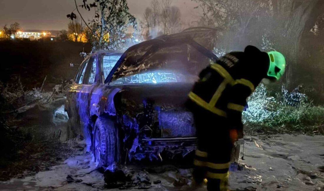 Sakarya’nın Akyazı ilçesinde tarladaki otomobilde çıkan yangın itfaiye ekipleri tarafından