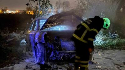 Sakarya’nın Akyazı ilçesinde tarladaki otomobilde çıkan yangın itfaiye ekipleri tarafından