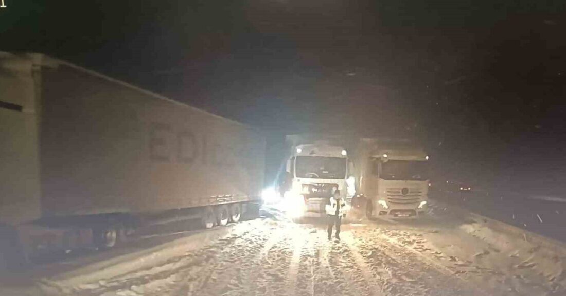 TEM Otoyolu’nun Bolu geçişinde, Ankara istikametinde 3 tırın yolu kapatması