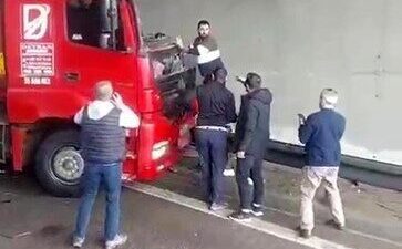 TEM Otoyolu’nun Kocaeli geçişinde bariyere ve beton duvara çarpan tırdan