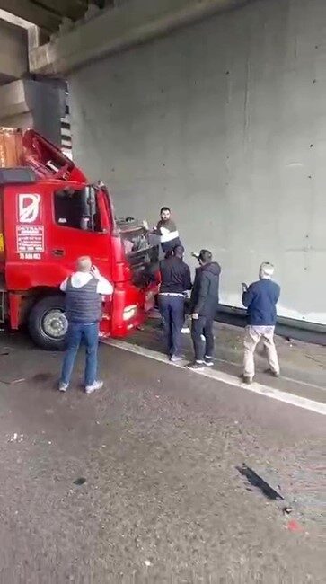 TEM’de korkunç kaza: Kendi kullandığı tırın altında can verdi TEM Otoyolu’nun Kocaeli geçişinde bariyere ve beton duvara çarpan tırdan