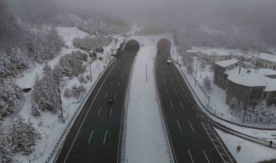 TEM Otoyolu’nun Bolu Dağı Tüneli kesiminde kar yağışı etkili oluyor.