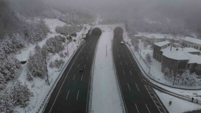 TEM Otoyolu’nun Bolu Dağı Tüneli kesiminde kar yağışı etkili oluyor.
