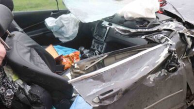 Sakarya’nın Hendek ilçesinde yabancı plakalı otomobilin tıra arkadan çarpması sonucu