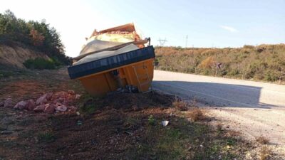 Bilecik’te seyir halindeki tırın dorsesinin koptuğu kazada facia ucuz atlatıldı.