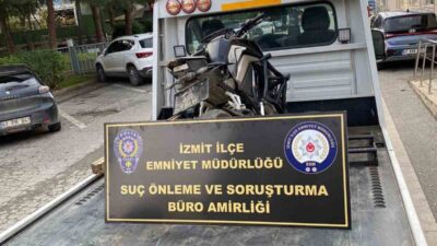 Kocaeli’nin İzmit ilçesinde motosikletle akrobatik hareketler yaparak hem kendi canını