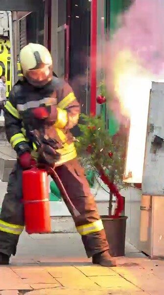 Kocaeli’nin Gebze ilçesinde trafoda ani parlama paniğe yol açarken, itfaiye