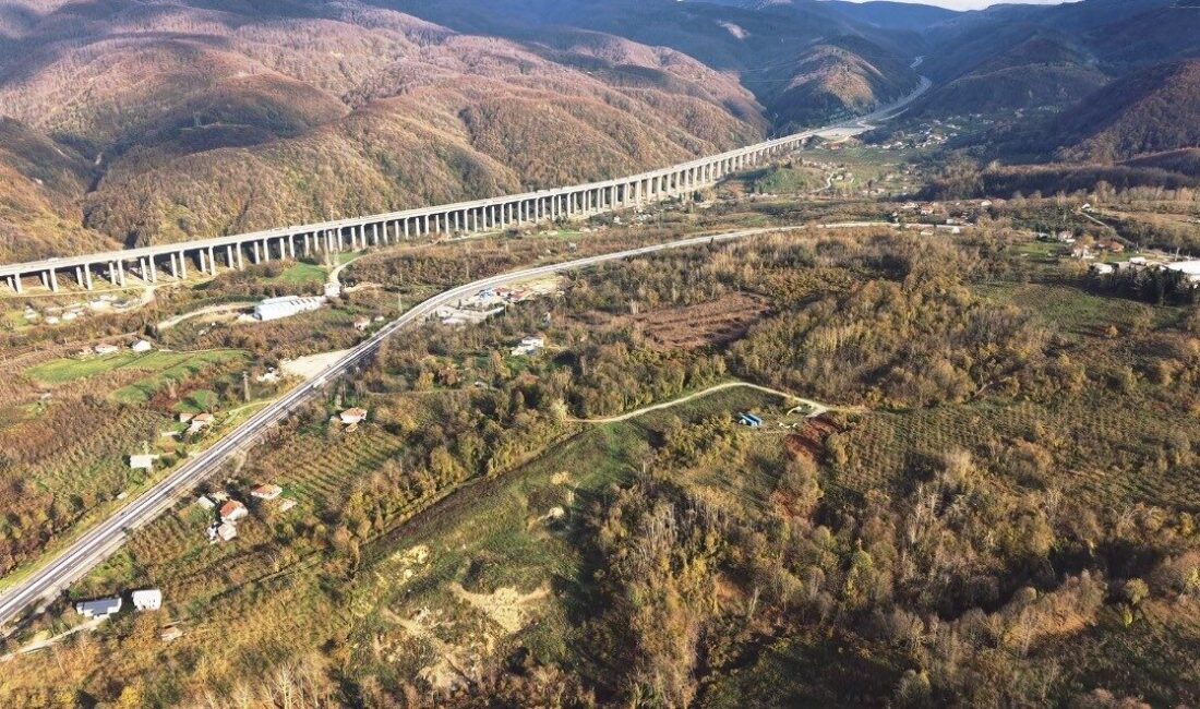 Türkiye’nin en önemli geçiş güzergahı aynı karede Türkiye’nin en önemli geçiş güzergahlarından biri olan Bolu Dağı’nda, Anadolu