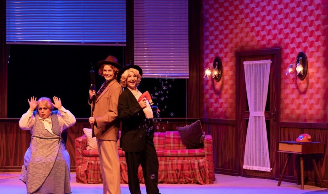 “Üç Jokerli Konken” Almanya’da beğeni topladı Kocaeli Şehir Tiyatroları, Almanya’da düzenlenen 10. Türk-Alman Tiyatro Festivali’ne bu