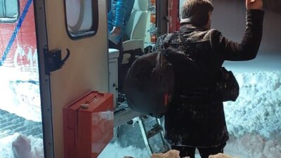 Kastamonu’nun Azdavay ilçesinde kar yağışı sebebiyle yolları ulaşıma kapanan köylerdeki