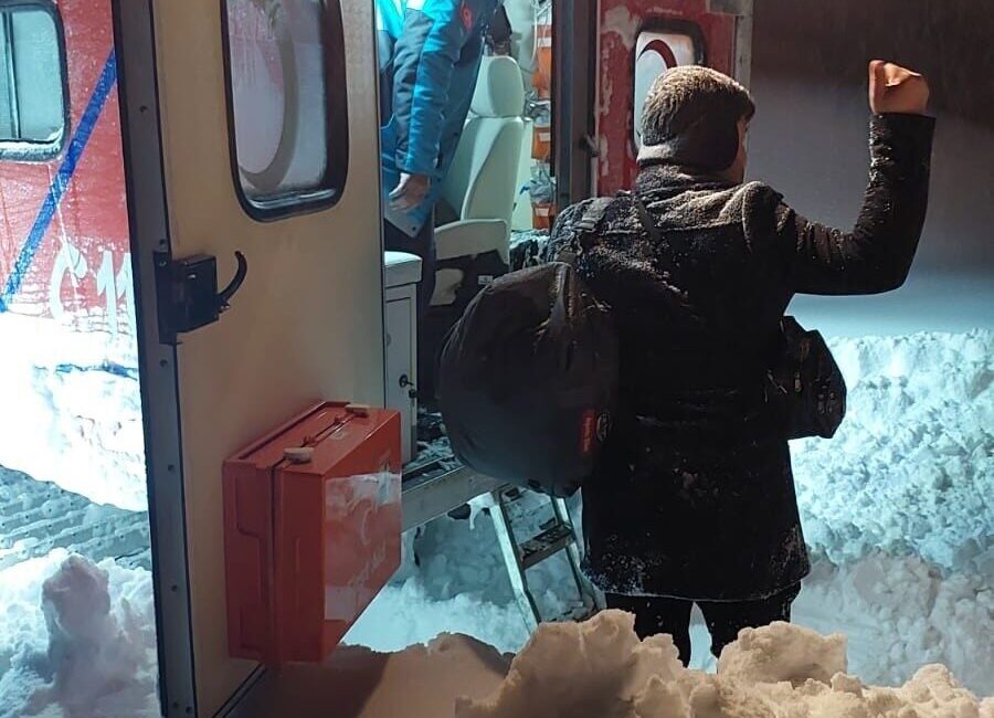 Kastamonu’nun Azdavay ilçesinde kar yağışı sebebiyle yolları ulaşıma kapanan köylerdeki