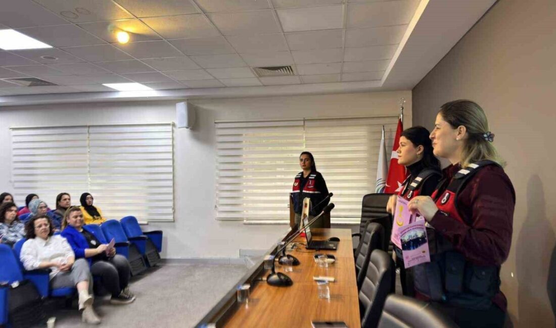 Sakarya İl Jandarma Komutanlığı ekipleri, SUBÜ’de düzenlenen eğitimde öğrencilerle bir