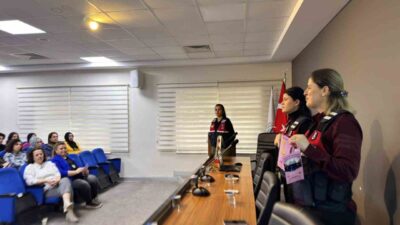 Sakarya İl Jandarma Komutanlığı ekipleri, SUBÜ’de düzenlenen eğitimde öğrencilerle bir