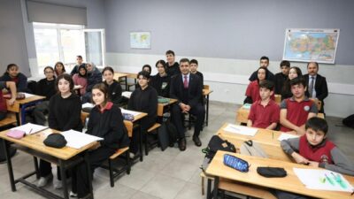 DÜZCE(İHA) – Düzce Merkez 100. Yıl Ortaokulu’nu ziyaret eden Vali