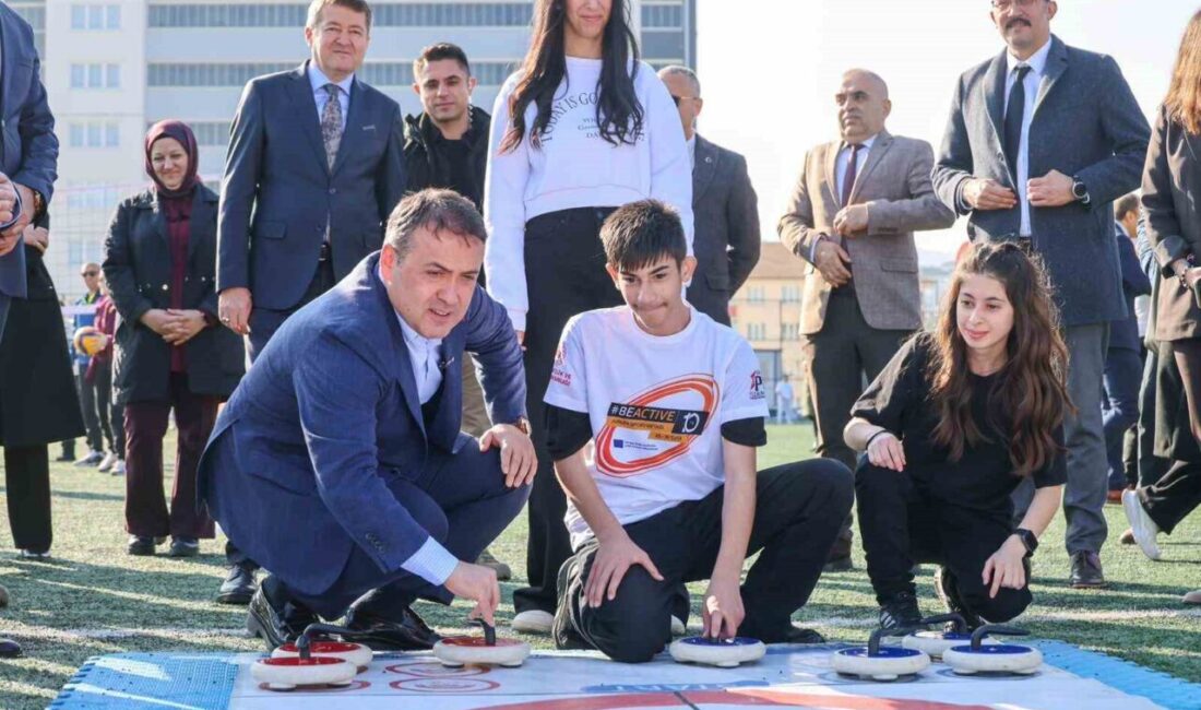 Bilecik Faik Oktay Sözer, özel çocuklarla oyun oynayarak çocukların mutluluğuna