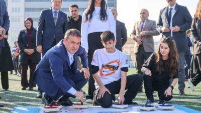 Bilecik Faik Oktay Sözer, özel çocuklarla oyun oynayarak çocukların mutluluğuna