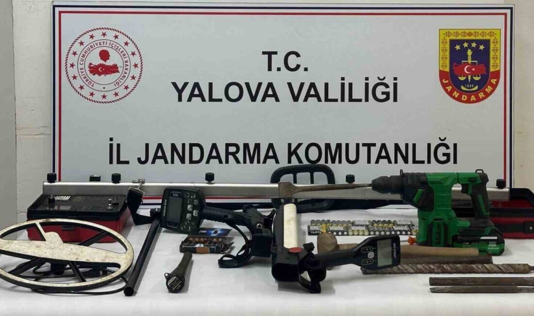 Yalova’da 5 defineci suçüstü yakalandı Yalova’nın Altınova ilçesinde jandarma tarafından düzenlenen operasyonda 5 defineci suçüstü