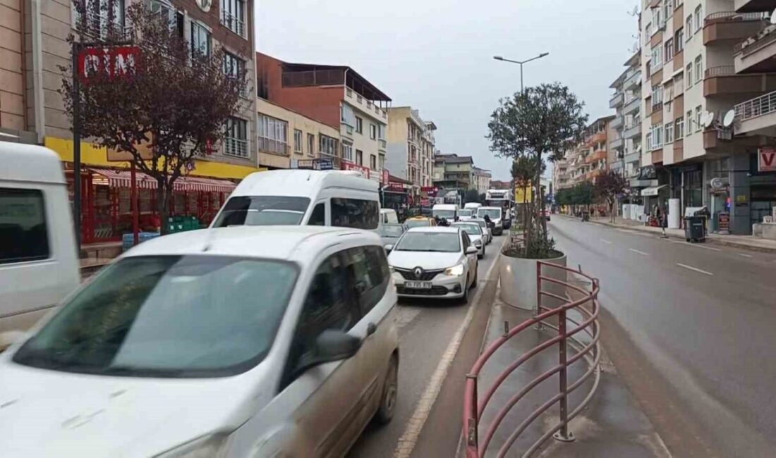 Yalova’daki Tonami Köprülü Kavşağı’nda onarım çalışmaları nedeniyle trafikte yoğunluk yaşanıyor.