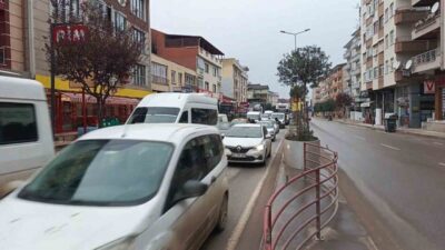 Yalova’daki Tonami Köprülü Kavşağı’nda onarım çalışmaları nedeniyle trafikte yoğunluk yaşanıyor.