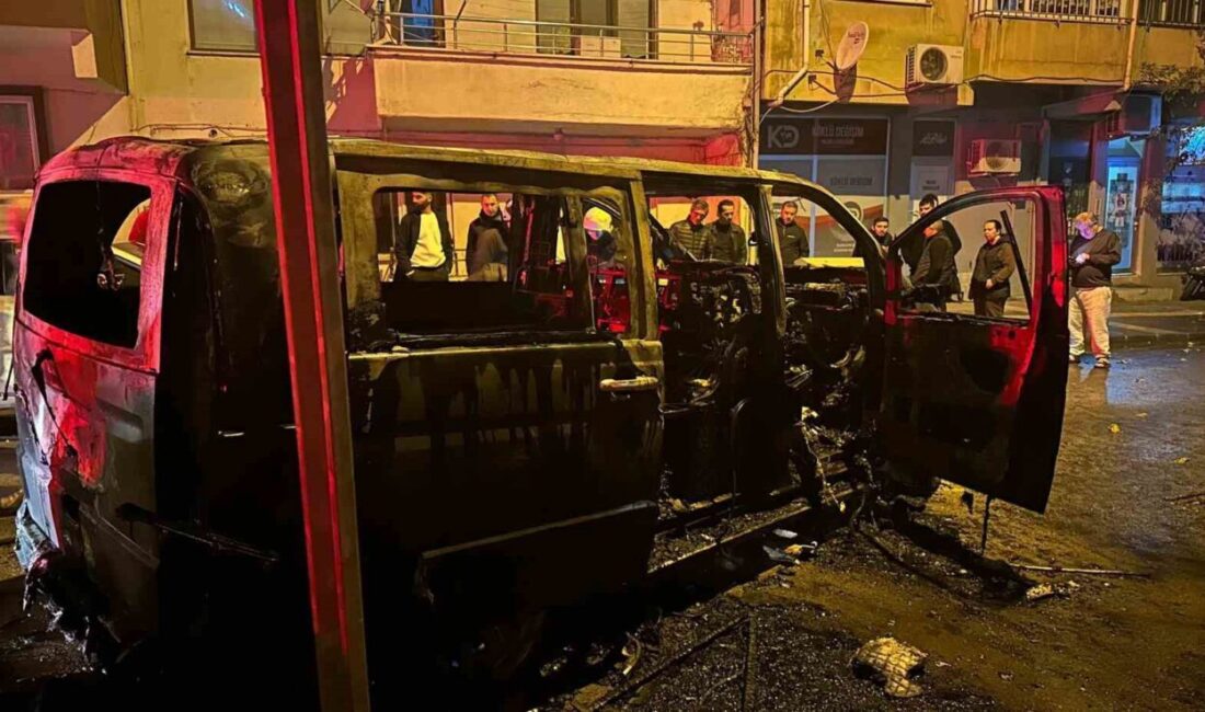 Yalova’da minibüs park edildiği sırada alevlere teslim oldu Yalova’da park edildiği sırada bir minibüste yangın çıktı. Yangında çevredeki