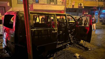 Yalova’da park edildiği sırada bir minibüste yangın çıktı. Yangında çevredeki