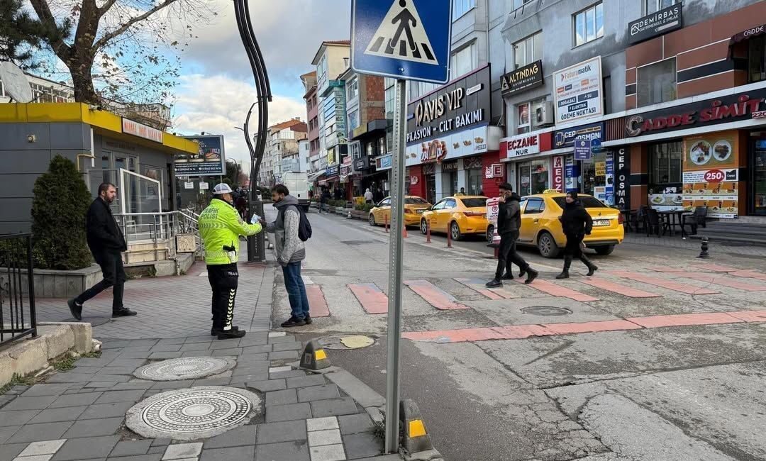 Yayalara uygulamalı trafik eğitimi Bolu’da trafik polisleri, yaya kazalarının önüne geçmek amacıyla Cumhuriyet Caddesi’nde