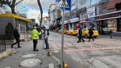 Bolu’da trafik polisleri, yaya kazalarının önüne geçmek amacıyla Cumhuriyet Caddesi’nde