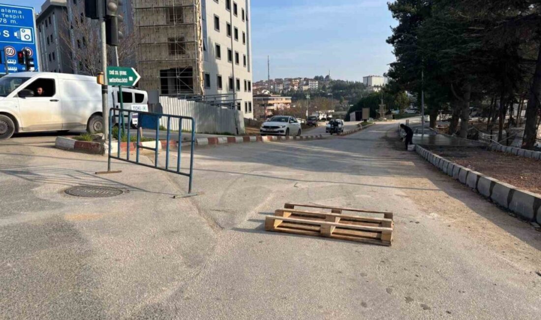 Yayaların ardından bir de sürücüler isyan etti Bilecik’in en işlek notası olan İl Özel İdare Kavşağında bitmeyen