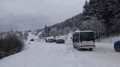 Bolu’da buzlanma nedeniyle Yedigöller Milli Parkı yolu geçici olarak ulaşıma