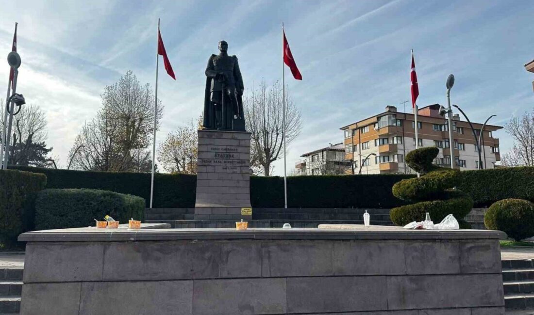 Bolu’da Anıtpark’ta öğlen yemeklerini yiyen bir grubun, çöplerini olduğu gibi