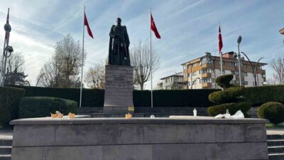 Bolu’da Anıtpark’ta öğlen yemeklerini yiyen bir grubun, çöplerini olduğu gibi