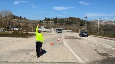 Bilecik’in Yenipazar ilçesinde İlçe Emniyet Amirliği ekipleri, trafik güvenliğini artırmaya