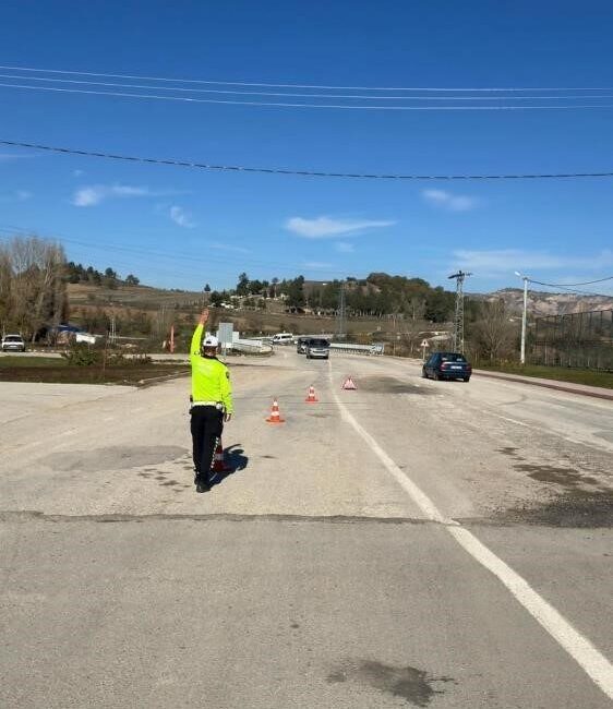 Bilecik’in Yenipazar ilçesinde İlçe Emniyet Amirliği ekipleri, trafik güvenliğini artırmaya