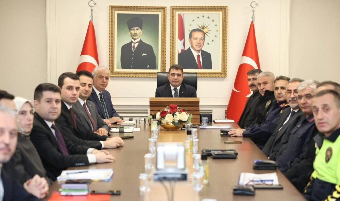 Düzce’de Vali Selçuk Aslan başkanlığında yılbaşı tedbirleri koordinasyon toplantısı gerçekleştirildi.