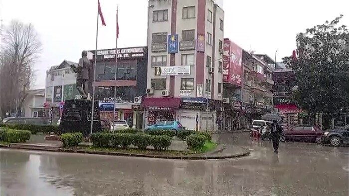 Sakarya’da yüksek kesimlerde 20 santimetreye kadar ulaşan kar, Hendek ilçe