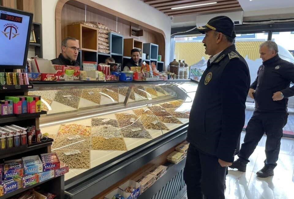 Zabıta ekiplerinden yılbaşı öncesi denetim Bilecik’in Osmaneli ilçesinde zabıta ekipleri, yılbaşı öncesi denetim gerçekleştirdi. Osmaneli