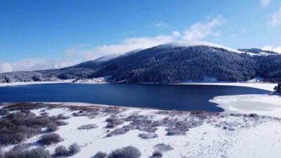 Bolu’da yağan karla beyaza bürünen Abant Gölü Milli Parkı, kartpostallık