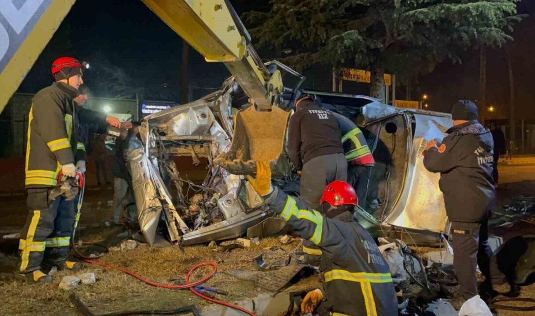 Kastamonu’nun Taşköprü ilçesinde ağaca çarpan otomobilde sıkışan sürücü olay yerinde